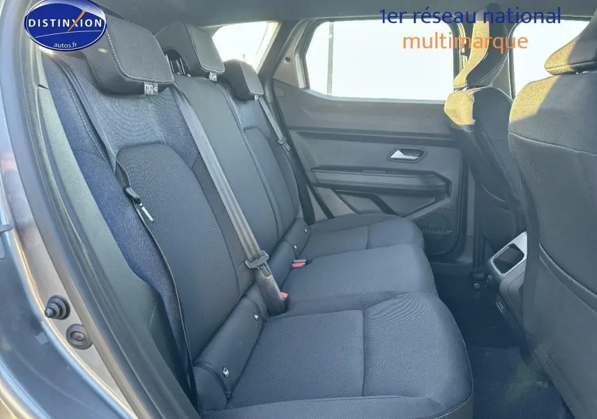 Vue intérieure côté gauche sur la banquette arrière noire du Dacia Duster 2025 gris schiste avec appuie-têtes et ceintures visibles.