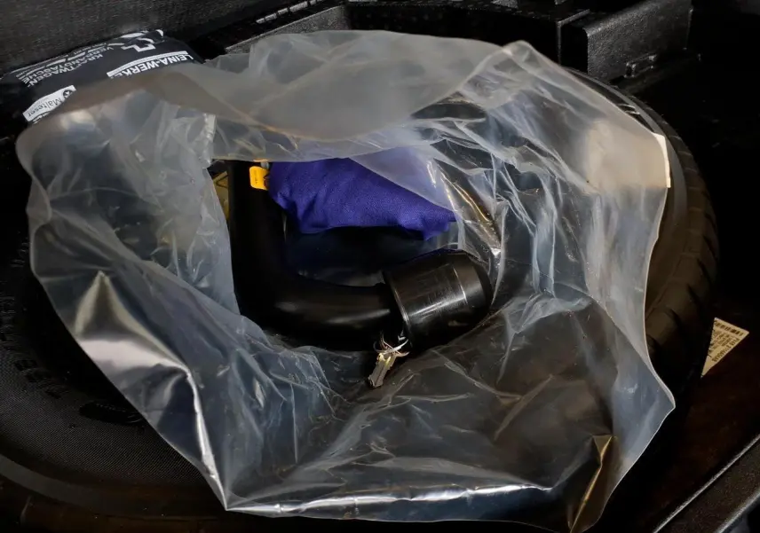 Gros plan sur le crochet d'attelage amovible du Ford Kuga 2024, emballé dans un sac plastique transparent.