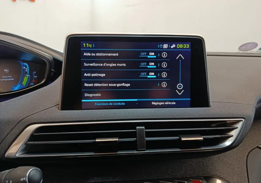 Écran tactile central du tableau de bord du Peugeot 3008 bleu, affichant les réglages d’aides à la conduite.