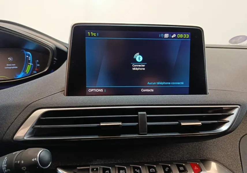 Vue rapprochée de l'écran tactile central et des aérateurs du tableau de bord du Peugeot 3008 bleu hybride rechargeable.