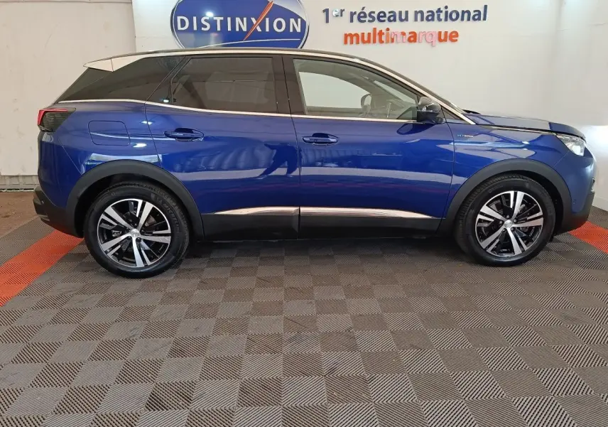 Profil droit d’un Peugeot 3008 hybride rechargeable bleu avec toit blanc et jantes alliage bicolores.
