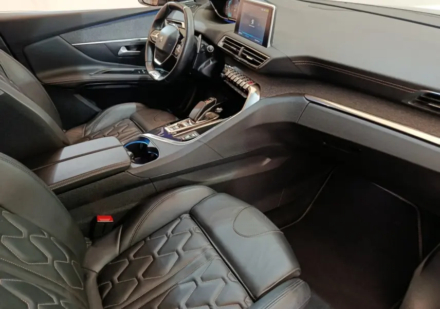 Intérieur Peugeot 3008 GT Pack 2020 vu côté passager, sièges cuir noirs et tableau de bord avec écran tactile central.