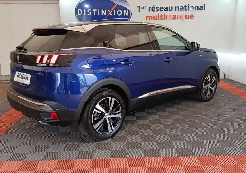 Peugeot 3008 hybride rechargeable bleu en 3/4 arrière droit, avec jantes alliage et feux arrière LED distinctifs.