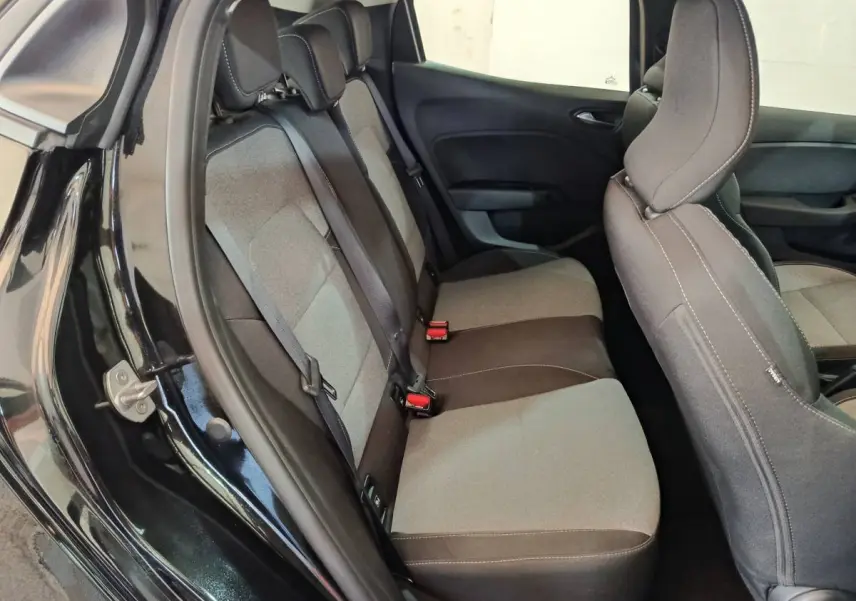 Vue intérieure côté gauche montrant la banquette arrière grise et noire de la Renault Clio Evolution Blue dCi 100 2025.