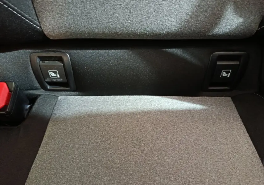 Détail de la banquette arrière noire de la Renault Clio Evolution Blue dCi 100 avec commandes Isofix visibles.