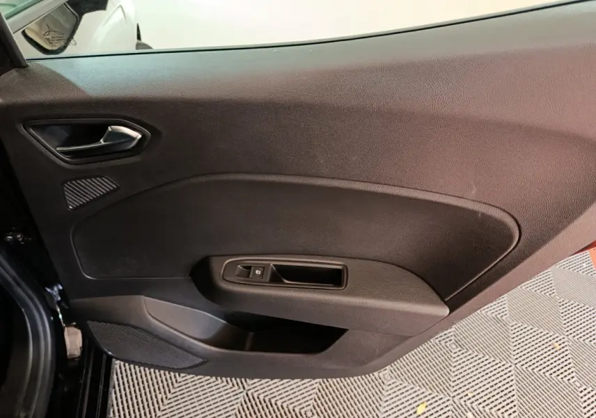 Vue intérieure du panneau de porte côté gauche noir de la Renault Clio Evolution Blue dCi 100 de 2025.