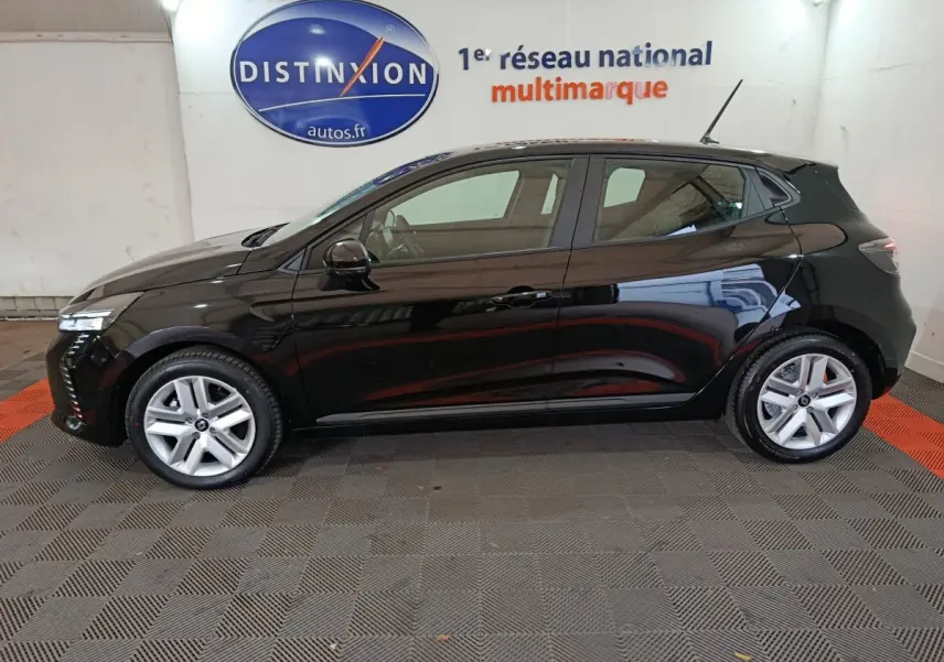 Profil droit d'une Renault Clio noire Evolution Blue dCi 100 de 2025, avec jantes alliage et feux LED visibles.