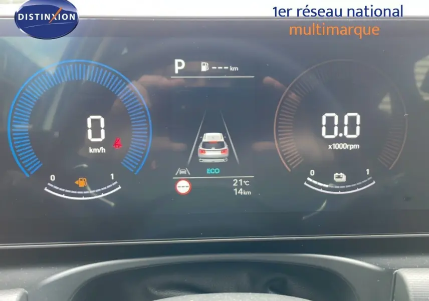 Tableau de bord numérique du Hyundai Tucson 2026, affichage de vitesse, régime et mode éco en vue frontale.