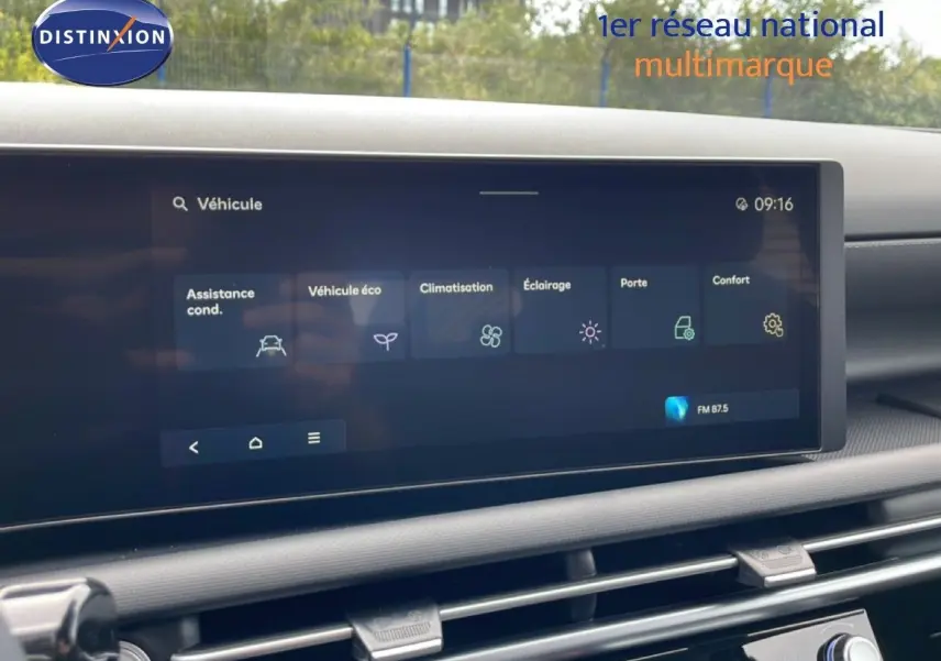 Vue intérieure du tableau de bord du Hyundai Tucson 2026, écran tactile affichant les réglages du véhicule.
