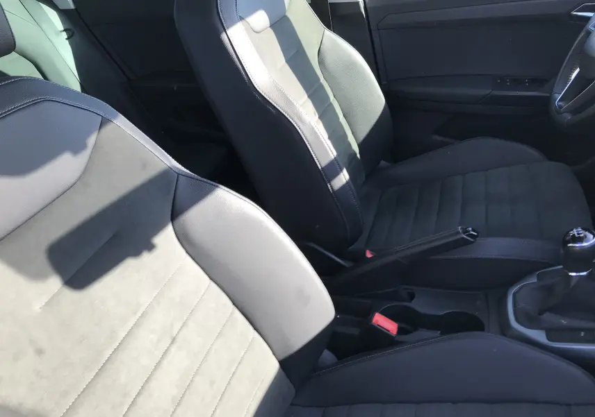 Gros plan sur les sièges avant en cuir et alcantara de la SEAT Arona 2019, avec levier de vitesse manuel visible.