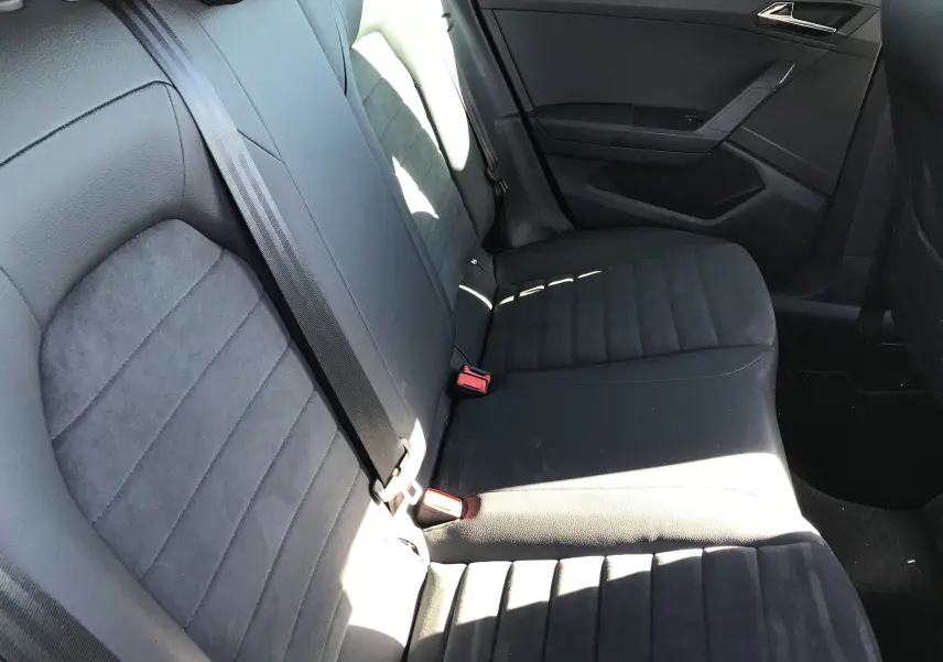 Vue intérieure côté droit des sièges arrière en cuir noir du SEAT Arona 2019 avec ceintures de sécurité visibles.