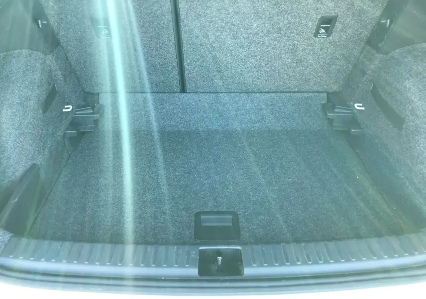 Coffre vide de SEAT Arona blanc toit noir vu de l'arrière, montrant la surface et les fixations intérieures.