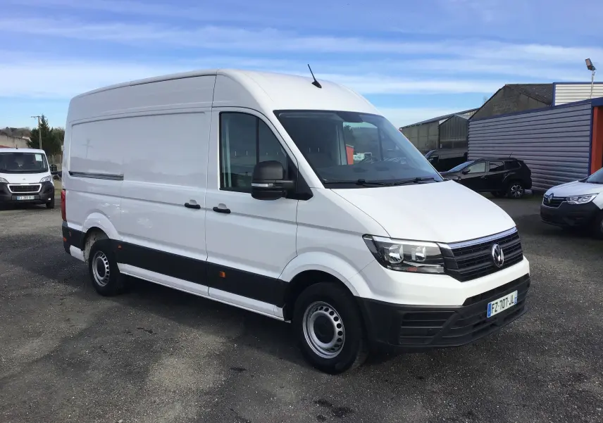 Vue 3/4 avant droite d'un fourgon Volkswagen Crafter blanc avec calandre noire et jantes acier simples.