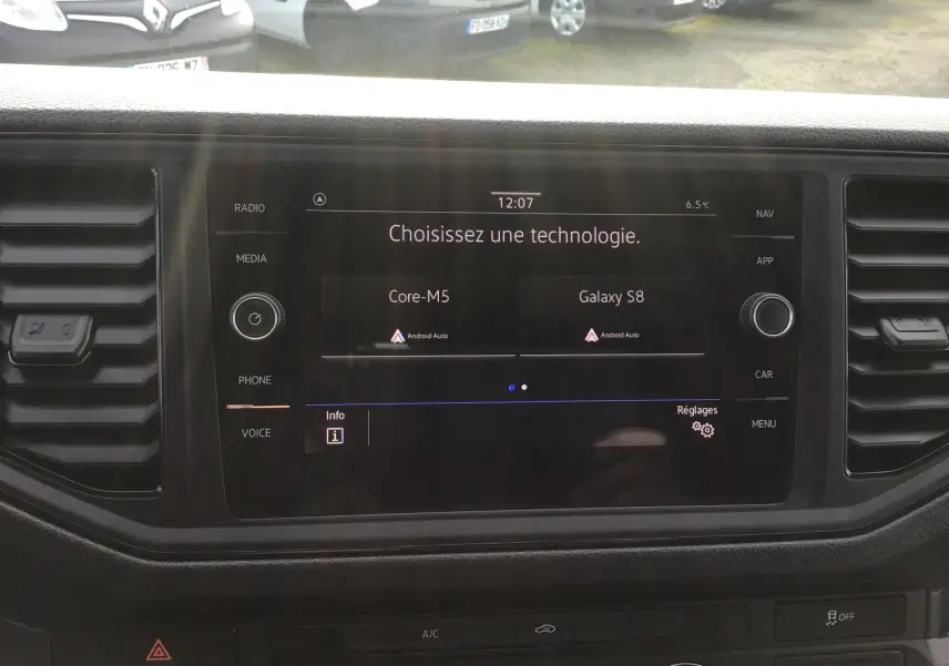 Écran tactile central du Volkswagen Crafter blanc 2021 affichant le menu de sélection Android Auto.