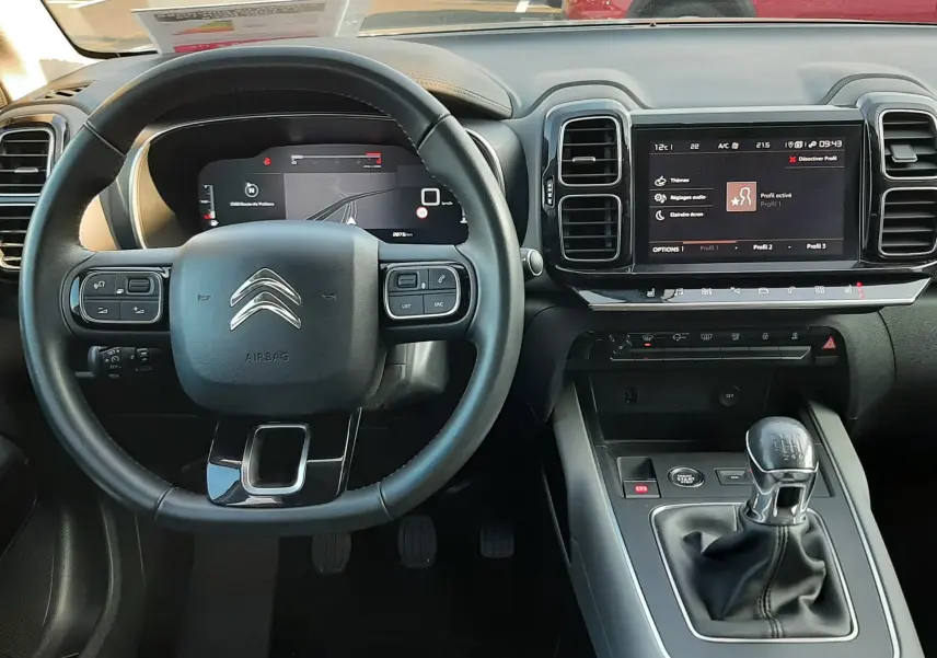Vue intérieure du tableau de bord et volant du Citroën C5 Aircross gris, avec écran tactile et boîte manuelle visible.