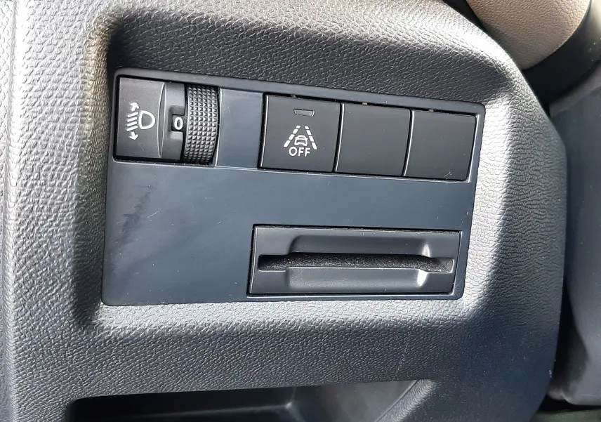 Gros plan sur les commandes de réglage des phares et de l'aide au maintien de voie dans un Citroën C5 Aircross gris 2021.