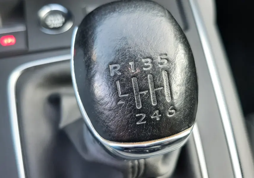 Gros plan sur le levier de vitesses manuel noir du Citroën C5 Aircross 1.2 PureTech 130 Feel Pack de 2021.