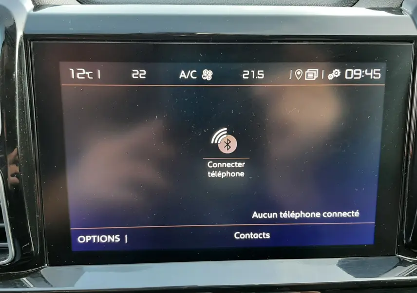 Écran tactile central du tableau de bord du Citroën C5 Aircross 2021, affichant la connexion Bluetooth et la climatisation.