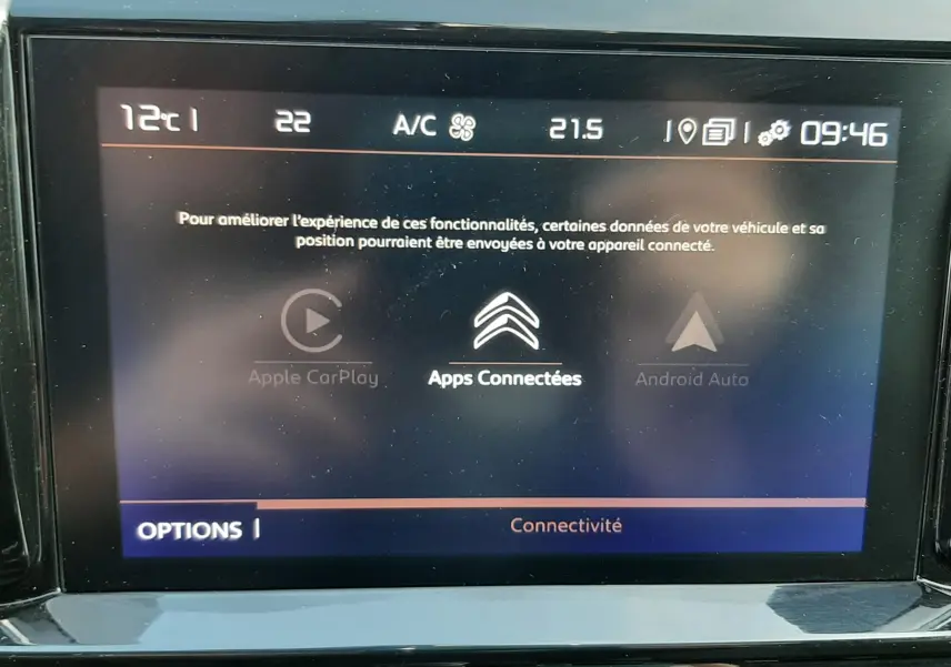 Écran tactile central du Citroën C5 Aircross gris Artense 2021 affichant les options de connectivité et la climatisation