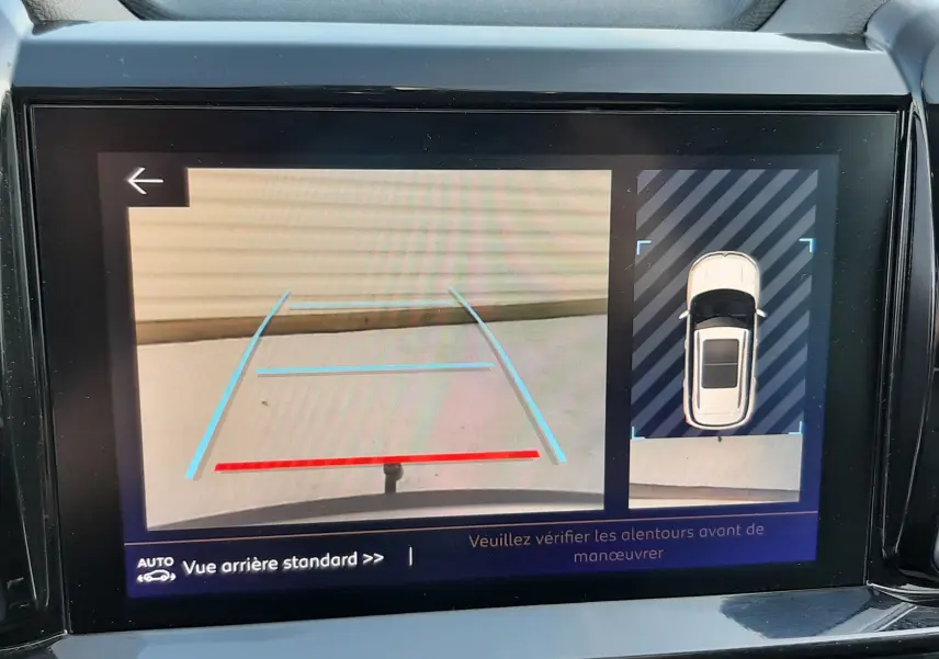 Écran central du Citroën C5 Aircross 2021 montrant la caméra de recul avec guidage et vue 360° du véhicule gris Artense.