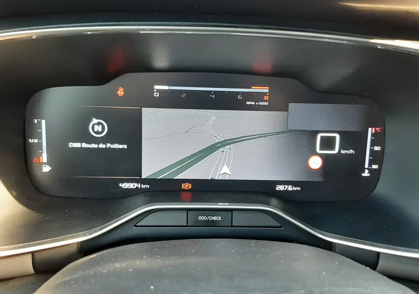 Tableau de bord numérique du Citroën C5 Aircross 2021, affichant la navigation et les indicateurs de vitesse et température.