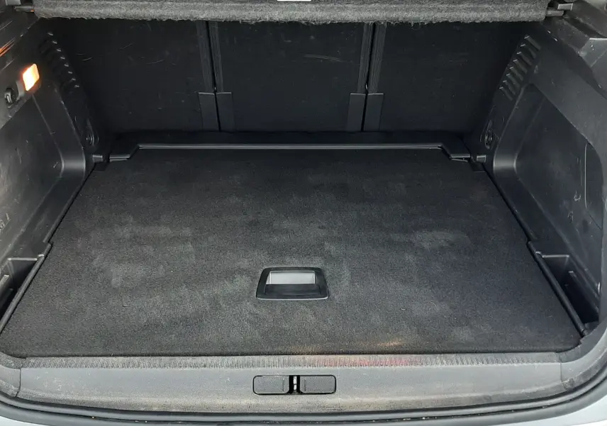 Coffre ouvert vu de l'arrière d'une Citroën C5 Aircross gris Artense, espace de chargement propre et vide.