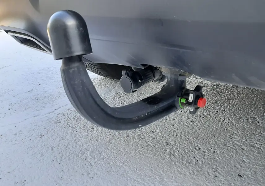 Gros plan sur l'attelage d'une Citroën C5 Aircross gris Artense, visible sous le pare-chocs arrière côté gauche.