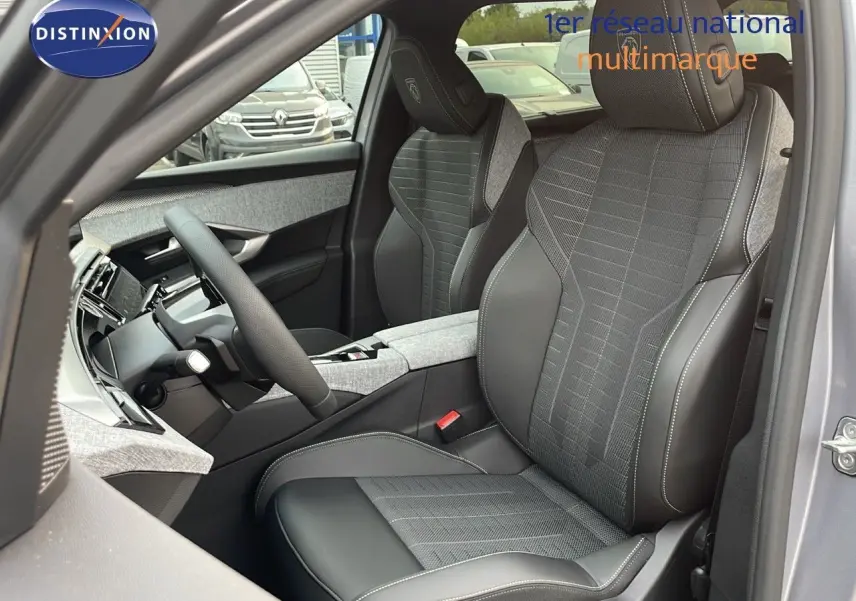 Intérieur avant droit du Peugeot 5008 Hybrid 136ch GT 2025, sièges en cuir et tissu gris avec surpiqûres contrastées.