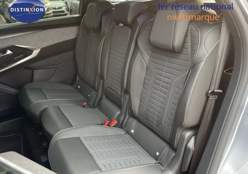 Vue intérieure côté droit des sièges arrière en cuir noir avec surpiqûres blanches du Peugeot 5008 HYBRID 136CH GT 2025.