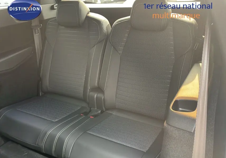 Vue rapprochée des sièges arrière en cuir noir avec surpiqûres blanches du Peugeot 5008 Hybrid 2025.