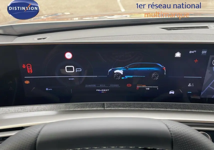 Tableau de bord numérique du Peugeot 5008 Hybrid 2025 montrant une vue latérale bleue du véhicule et les indicateurs de conduite.