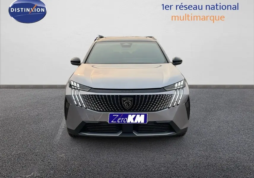 Vue frontale du Peugeot 5008 Hybrid gris Artense métal avec toit noir, mettant en valeur sa calandre et ses feux LED distinctifs.
