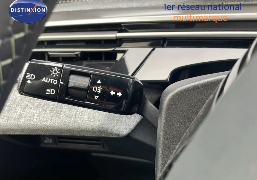 Gros plan sur la commande des phares et clignotants dans l'habitacle du Peugeot 5008 Hybrid 2025.