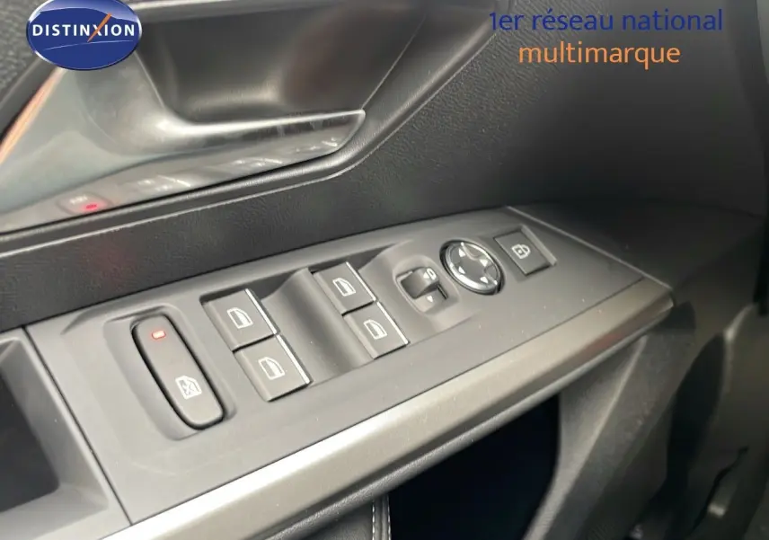 Gros plan sur les commandes des vitres et rétroviseurs côté conducteur du Peugeot 5008 gris Artense métal 2025.