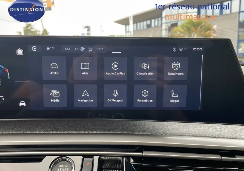 Écran tactile central du tableau de bord du Peugeot 5008 Hybrid 136ch GT, intérieur moderne et connecté.