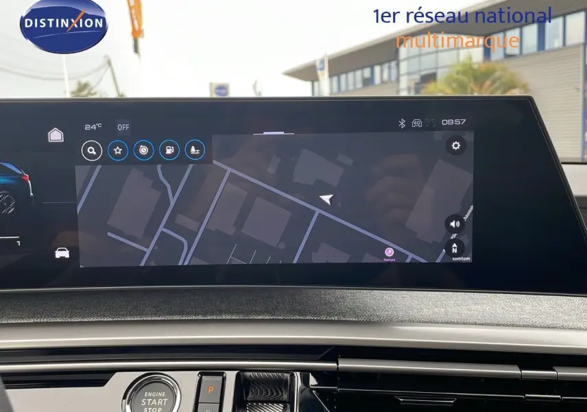 Tableau de bord du Peugeot 5008 Hybrid 136ch GT 2025 avec écran tactile GPS et bouton start/stop visible.