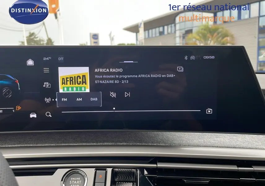 Écran tactile central allumé du Peugeot 5008 Hybrid 136ch GT, tableau de bord moderne avec radio Africa Radio affichée.