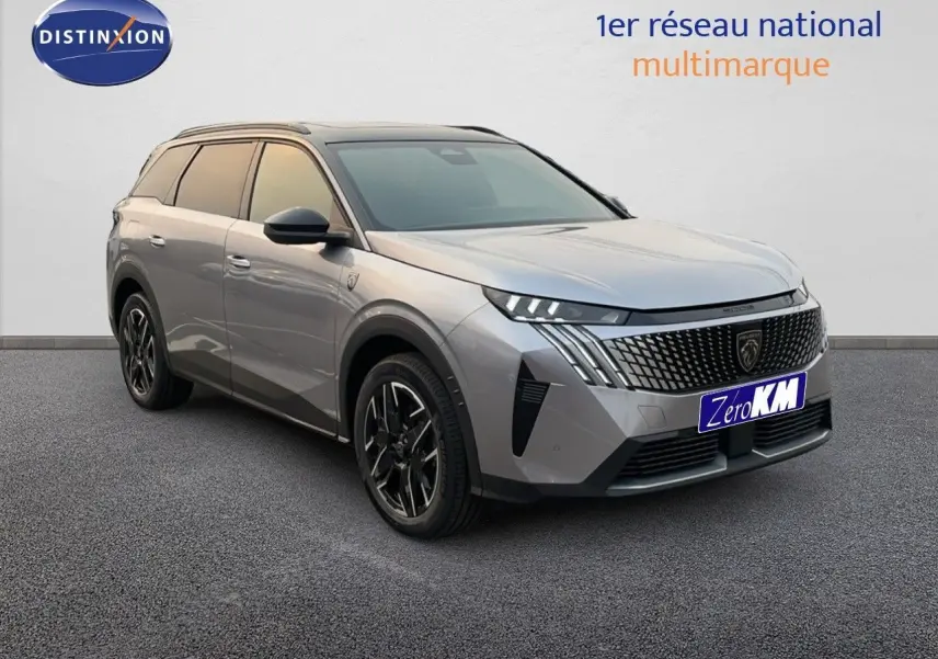 Peugeot 5008 Hybrid gris Artense métal avec toit noir, vue 3/4 avant mettant en valeur la calandre distinctive.