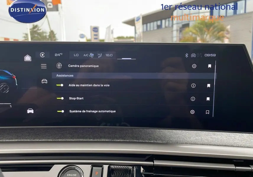 Écran tactile central affichant les aides à la conduite du Peugeot 5008 Hybrid gris Artense, vue intérieure avant.