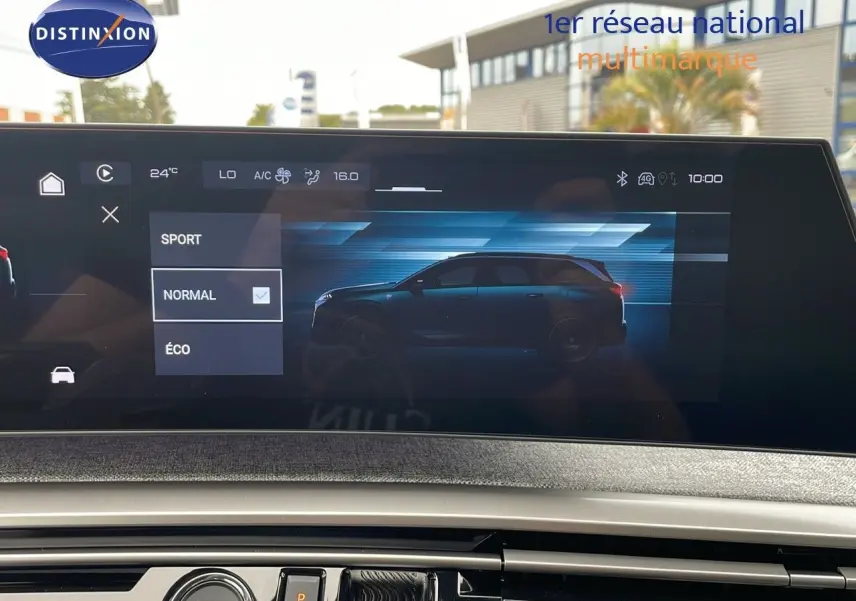 Écran tactile intérieur montrant la silhouette latérale droite du Peugeot 5008 gris Artense avec toit noir en mode normal.