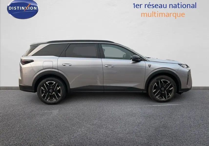 Profil droit du Peugeot 5008 hybride gris Artense métal avec toit noir et jantes alliage noires en 2025.