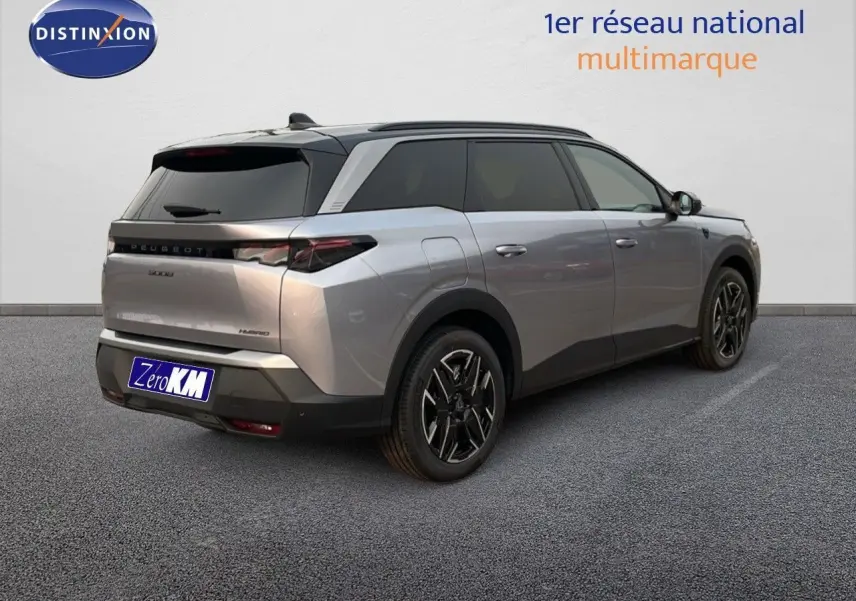 Vue 3/4 arrière droite du Peugeot 5008 Hybrid gris Artense métal avec toit noir et jantes noires distinctives.