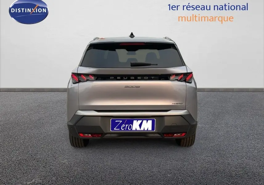 Vue arrière du Peugeot 5008 Hybrid 136ch GT gris Artense métal avec toit noir, mettant en valeur ses feux LED distinctifs.