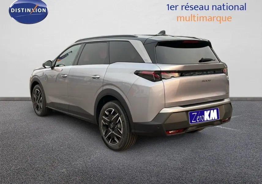 Vue 3/4 arrière droite du Peugeot 5008 Hybrid gris Artense métal avec toit noir et jantes noires biton.