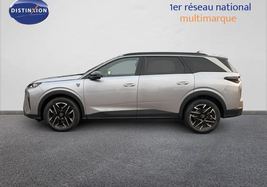 Profil latéral droit du Peugeot 5008 HYBRID GT 2025 en gris Artense métallisé avec toit noir et jantes noires distinctives.