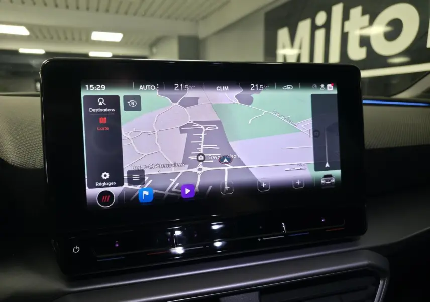 Écran tactile central du tableau de bord du SEAT Leon Sportstourer 2022 affichant la navigation GPS.