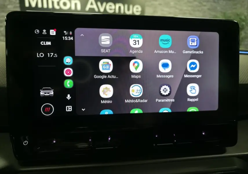 Écran tactile central du tableau de bord de la SEAT Leon Sportstourer gris, affichant les applications connectées.