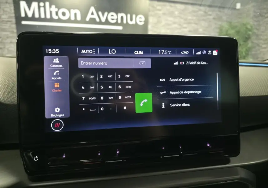 Je ne vois pas de véhicule sur cette image, seulement l'écran tactile du système multimédia intérieur. Pouvez-vous fournir une autre image montrant le véhicule ?