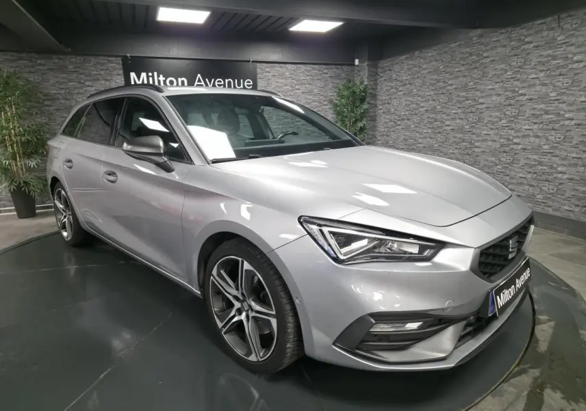 Vue 3/4 avant droit d'une SEAT Leon Sportstourer gris urbain avec jantes alliage 18 pouces et calandre spécifique gris Cosmo.