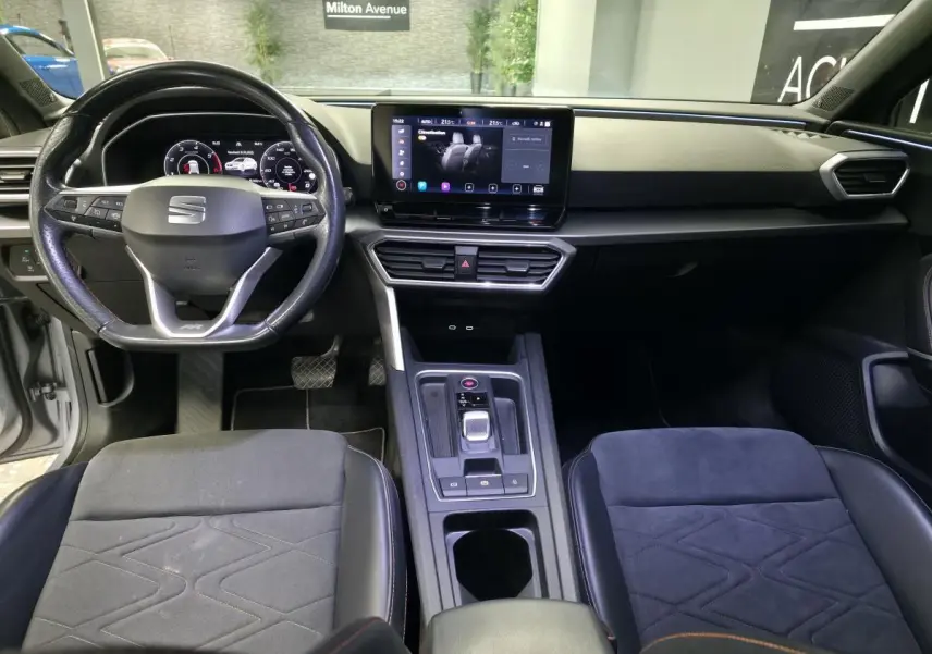 Intérieur avant du SEAT Leon Sportstourer 2022, vue de face sur tableau de bord et sièges en suédine noire.
